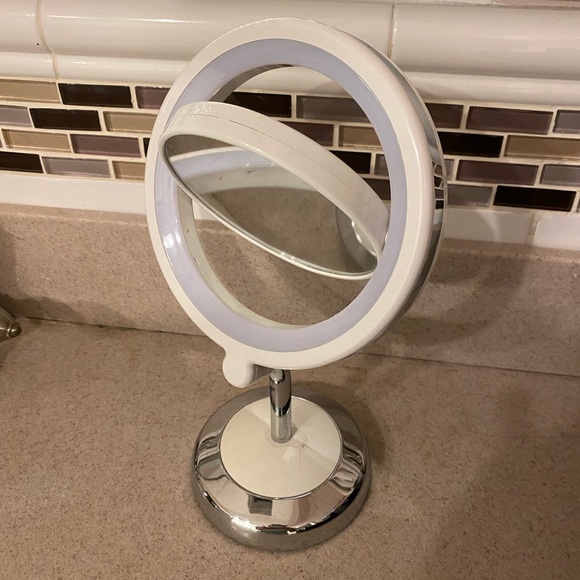 White & Silver Portable LED Makeup Mirror - Picture 10 of 11